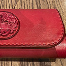 Lammnappa mit Serpentinjade Schnitzerei pink
